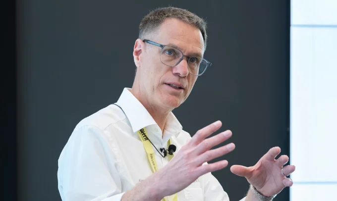 Alexander Zoller speaking to audience